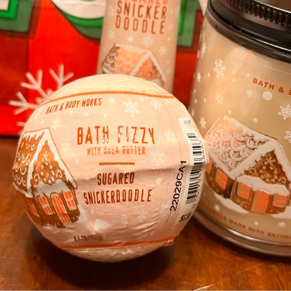 Bath & Body Works Sugared Snickerdoodle Candle, Hand Cream & Gel, Bath Fizzy set - Picture 3 of 9